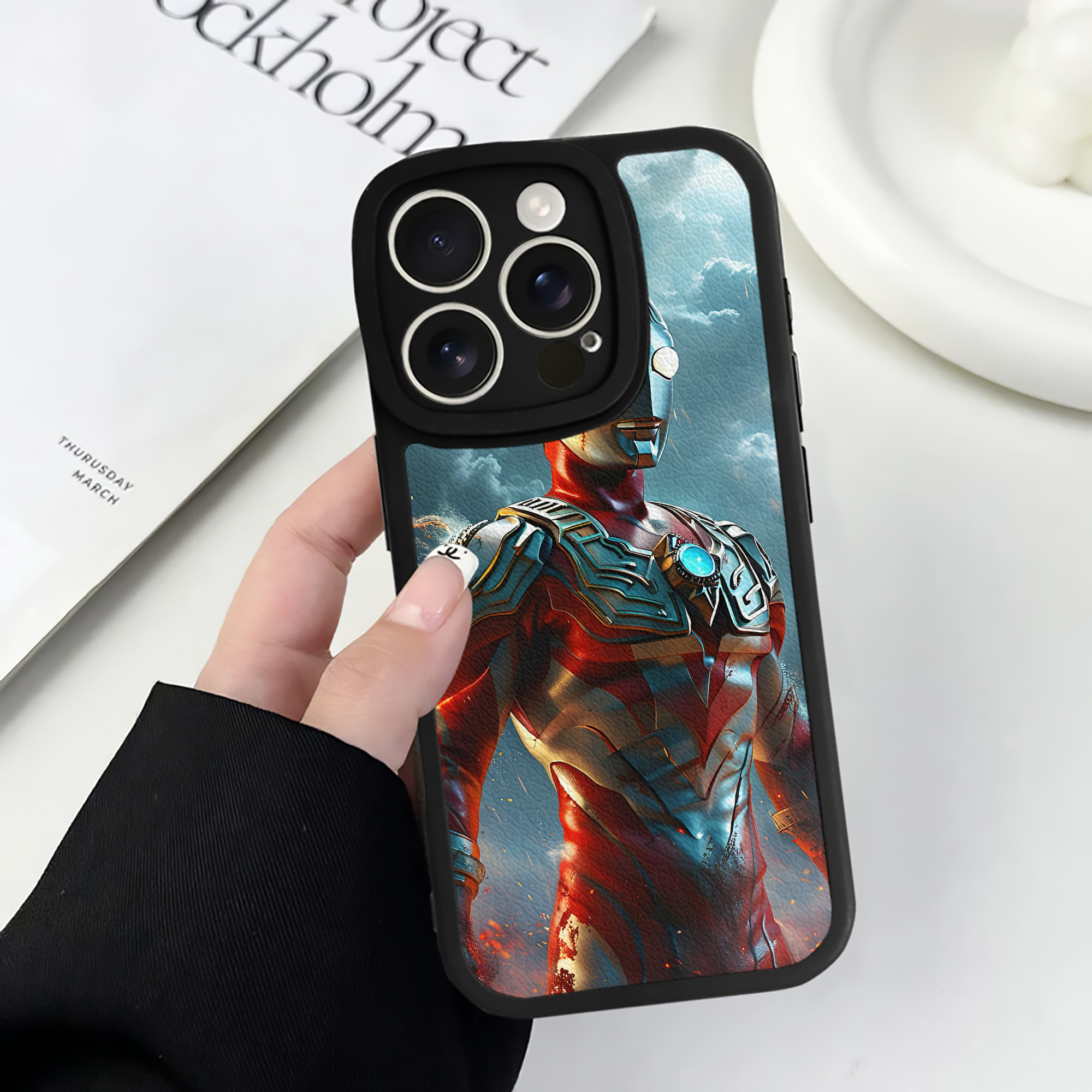 （画像用） ウルトラマン Ultraman 【iPhone 16シリーズ対応】シリコンスマホケース（レザー調） 材質：シリコン